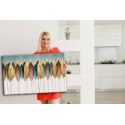 Hojas coloridas sobre fondo decorativo